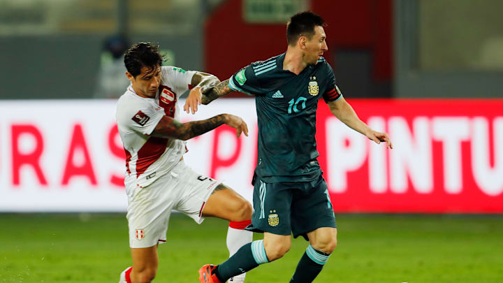 Messi se saca la marca de encima ante Lapadula, de Perú.